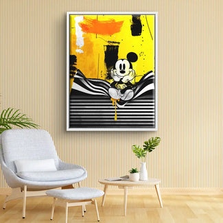 Modernes Wandbild mit Comicfigur, gelbem Hintergrund und abstrakten schwarz-weißen Streifen