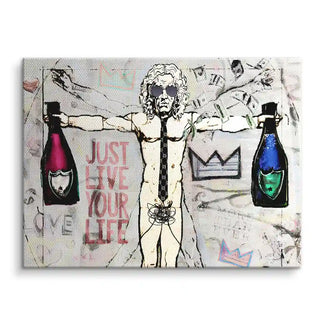 Modernes Wandbild im Da Vinci Stil mit Figur, Sonnenbrille, Flaschen und Spruch 'Just live your life'.