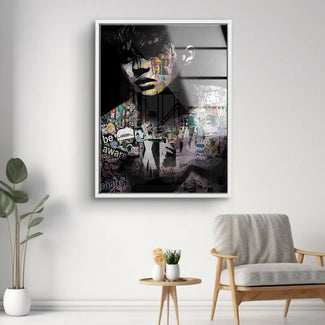 Modernes Wandbild mit Collage-Porträt und Streetart-Elementen im Wohnzimmer