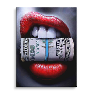 Pop Art Wandbild mit roten Lippen, die eine Dollar-Geldrolle im Mund halten