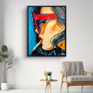 Modernes Pop Art Wandbild Frau mit Zigarette und roter Sonnenbrille im Wohnzimmer