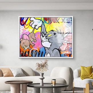 Modernes Wohnzimmer mit buntem Wandbild im Comic-Stil, zeigt Katze und Maus auf buntem Hintergrund.