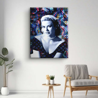 Modernes Wandbild mit stilisiertem Frauenportrait und buntem Hintergrund im Wohnzimmer