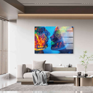 Modernes Wohnzimmer mit buntem Wandbild, zwei abstrakte Gesichter, leuchtende Farben, Leinwandkunst