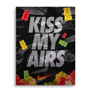 Modernes Wandbild mit Spruch 'Kiss My Airs', bunten Gummibärchen und schwarzem Hintergrund.