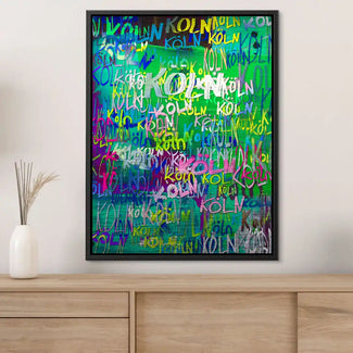 Modernes Wandbild mit buntem Köln Schriftzug, urbanes Kunstwerk auf grün-blauem Hintergrund.