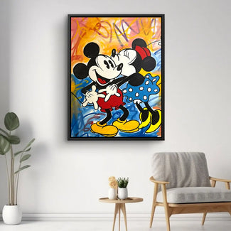 Buntes Pop Art Wandbild mit Comic-Figuren in moderner Wohnzimmer-Einrichtung