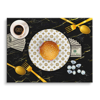 Modernes Wandbild mit Burger auf Luxus-Teller, goldfarbenem Besteck, Geldscheinen und Diamanten auf schwarzem Marmor-Hintergrund.