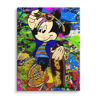 Comic-Maus mit Sonnenbrille und Skateboard auf buntem, abstraktem Pop Art Wandbild