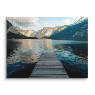 Wandbild mit Holzsteg am Bergsee, umgeben von Bergen, Natur Landschaft Kunst