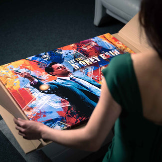 Frau betrachtet Motivations-Wandbild mit Geldschein-Design und Schriftzug auf Leinwand