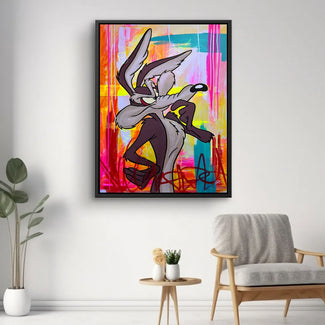 Modernes Wandbild mit Comicfigur vor buntem, abstraktem Hintergrund in hellem Wohnzimmer