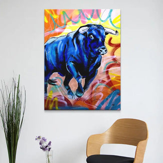 Wandbild mit blauem Stier vor buntem, abstraktem Hintergrund an weißer Wand