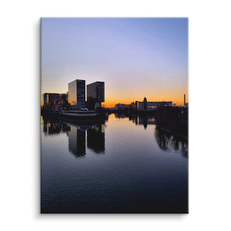 Modernes Wandbild mit Stadt-Silhouette, Hochhäusern und Sonnenuntergang am Fluss