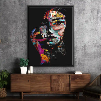 Modernes Wandbild mit bunter abstrakter Collage eines Gesichts vor grauer Wand