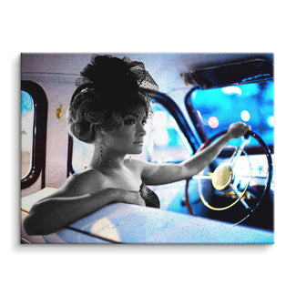 Retro Wandbild mit Frau im Oldtimer, stilvolle Pop Art, Schwarzweiß mit blauem Akzent