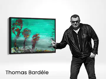 L'artiste Thomas Bardele avec des œuvres abstraites