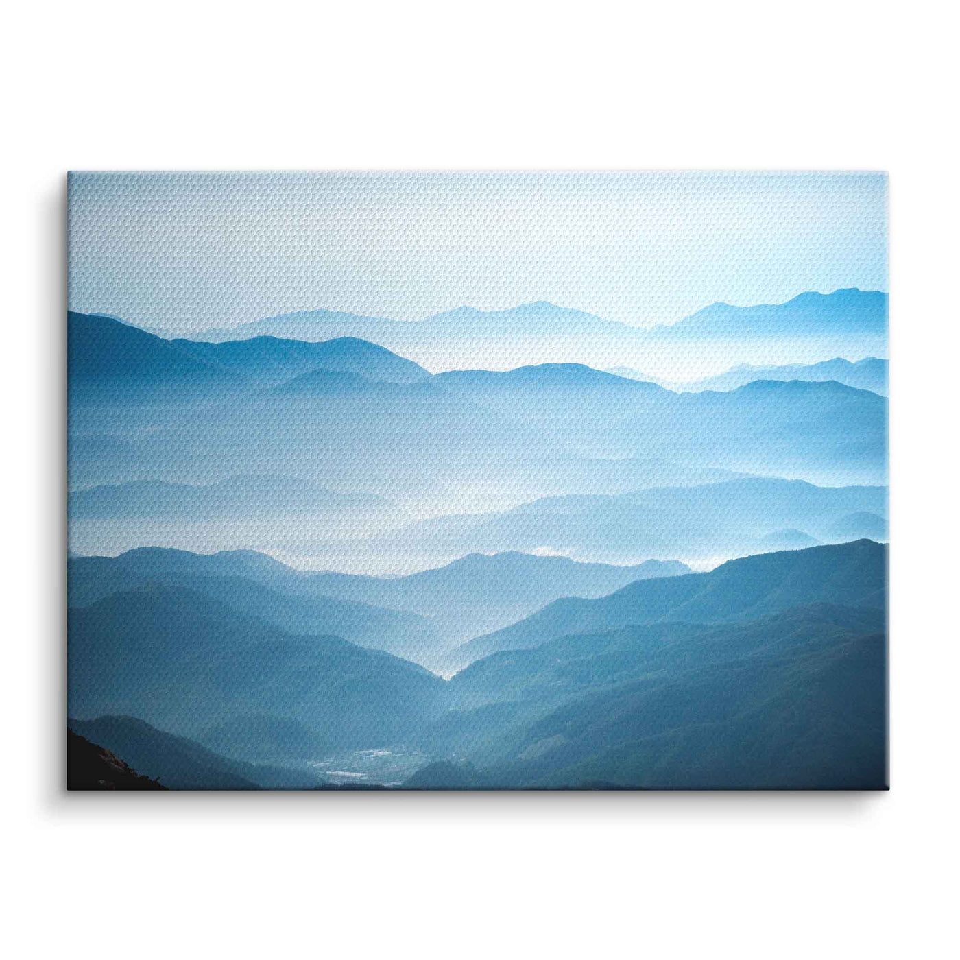 Montagnes dans la brume matinale