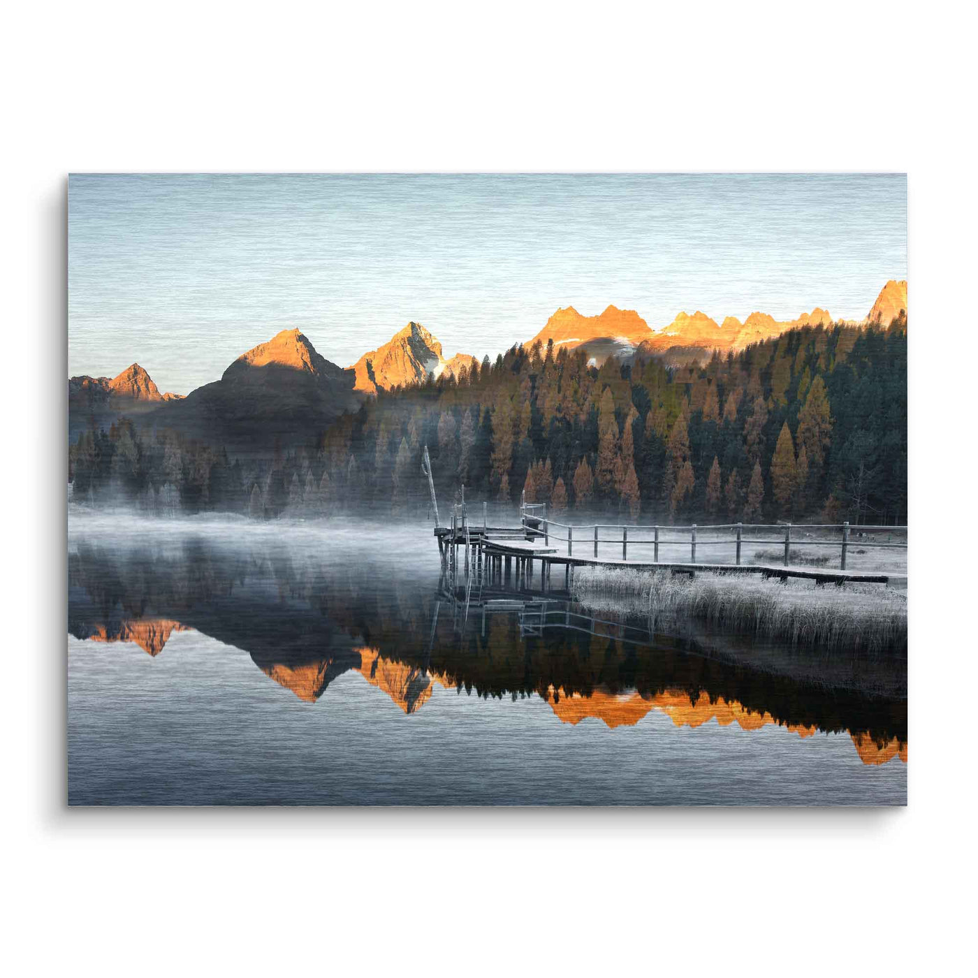 Lac de montagne au lever du soleil