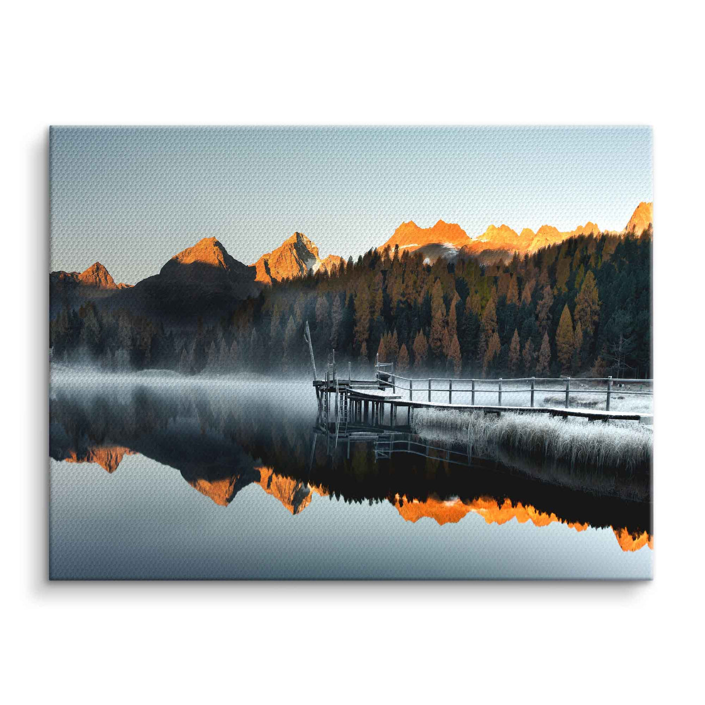 Lac de montagne au lever du soleil