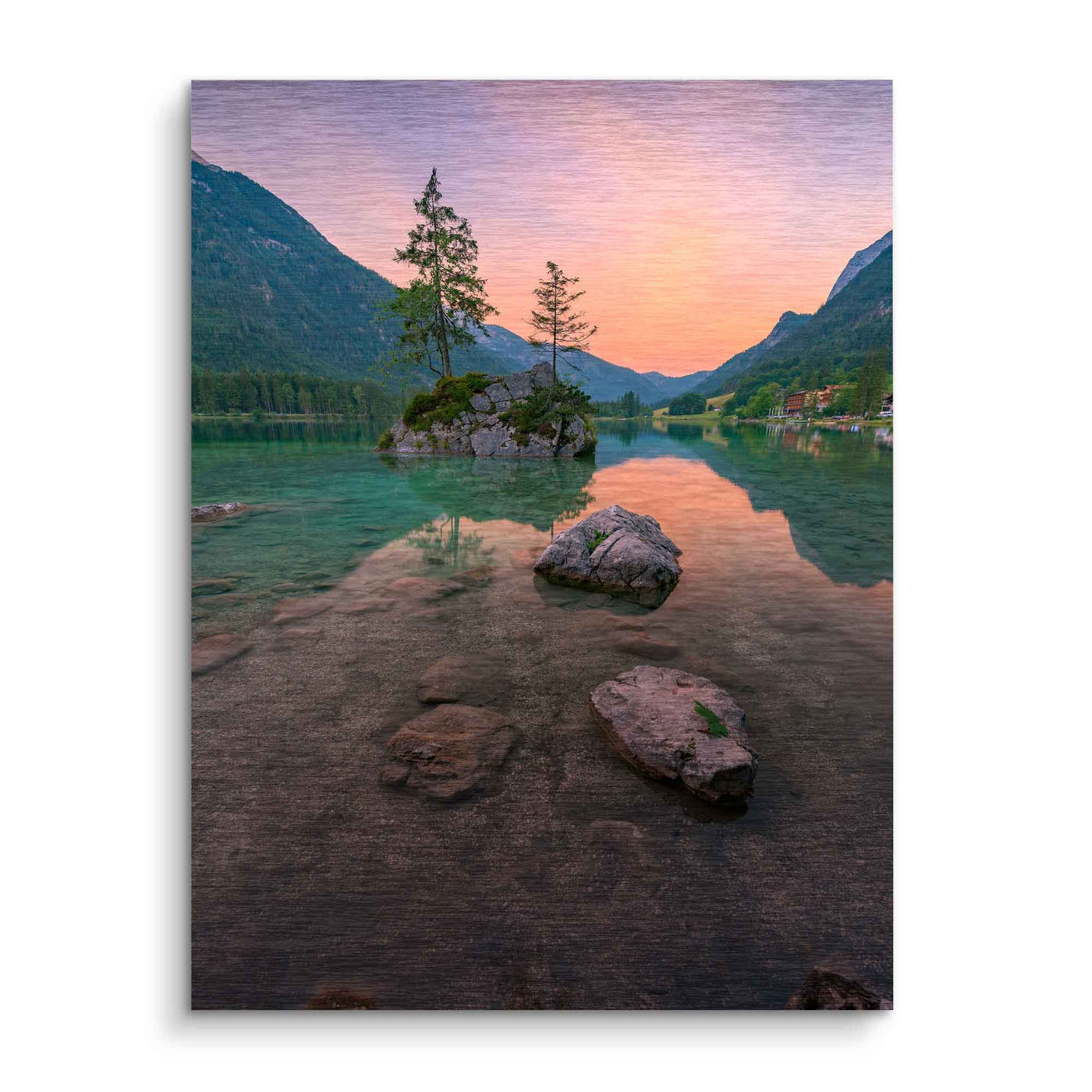 Lever de soleil sur un lac de montagne